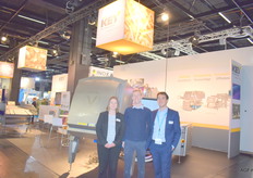 Lene Boes, Bart Boelen en Gregory Gouters poserend bij de Veryx. Een optische sorteerder die veel in de diepvriesgroenten sector wordt gebruikt.